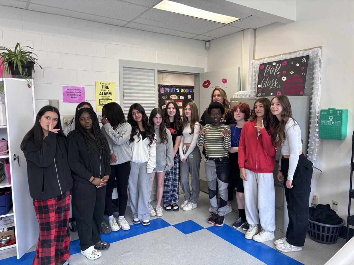 LesleySalvatore's tweet image. Always awesome when our future students visit @StPiusXOCSB. Thank you @MrTencarre your solid efforts using nail polish 😂 but mostly for coming to #piusonpoint #bestclassever #deeplearning