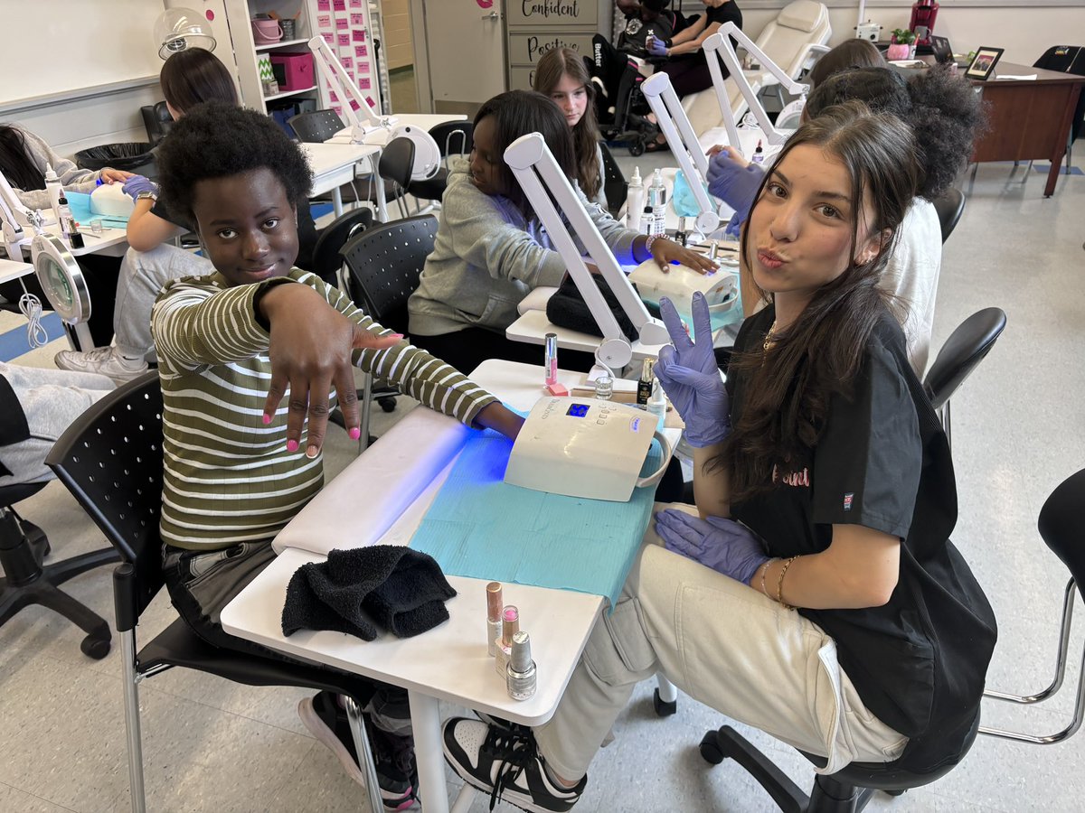 LesleySalvatore's tweet image. Always awesome when our future students visit @StPiusXOCSB. Thank you @MrTencarre your solid efforts using nail polish 😂 but mostly for coming to #piusonpoint #bestclassever #deeplearning