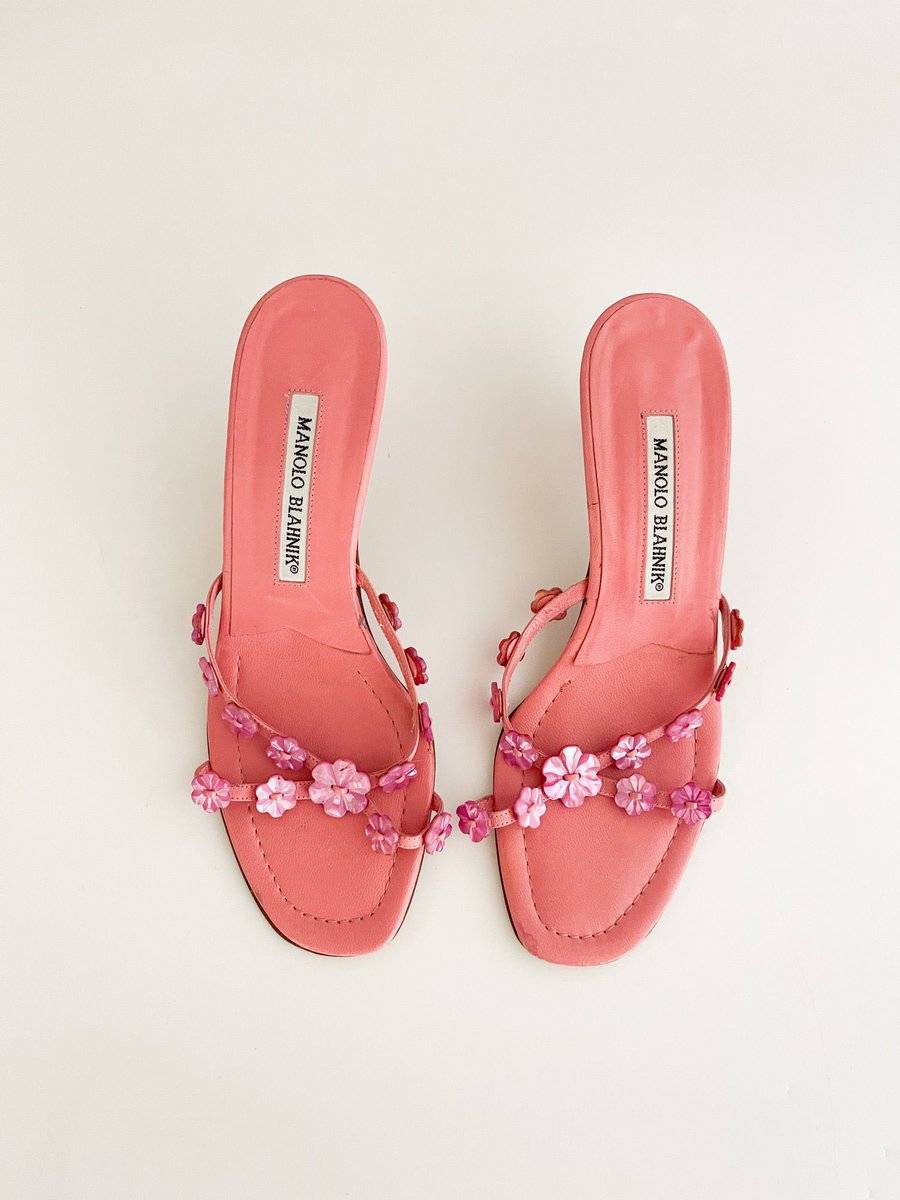 blusmarine's tweet photo. manolo blahnik heels ✧ https://t.co/7IflJSG0rb