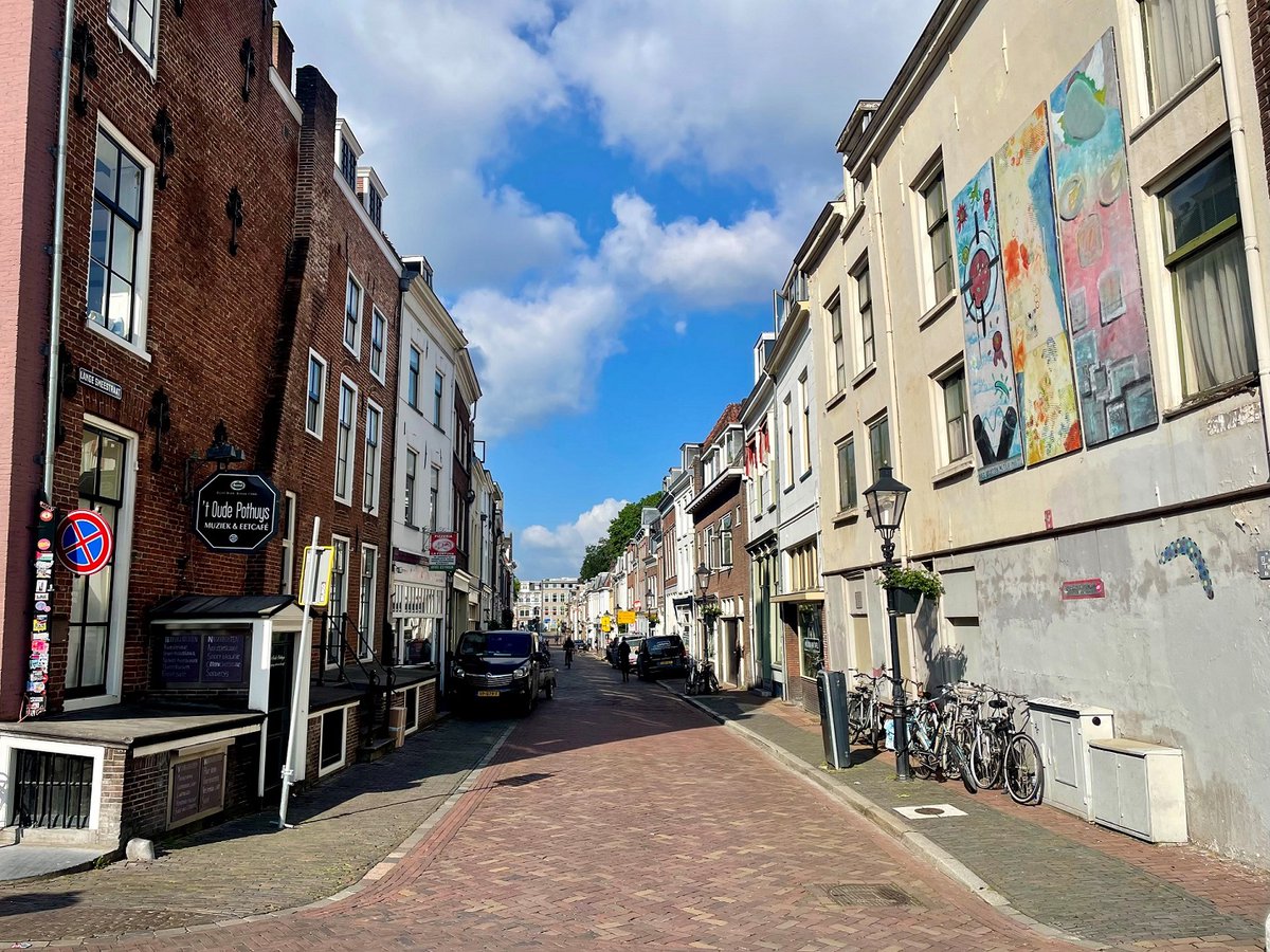 We gaan de Lange Smeestraat tussen de Oudegracht en de Springweg opnieuw bestraten. Dit deel van de straat is daarom afgesloten voor verkeer op maandag 17 juni t/m vrijdag 28 juni. In het weekend van 22 en 23 juni is de straat wel open. Lees meer op utrecht.nl/wonen-en-leven…