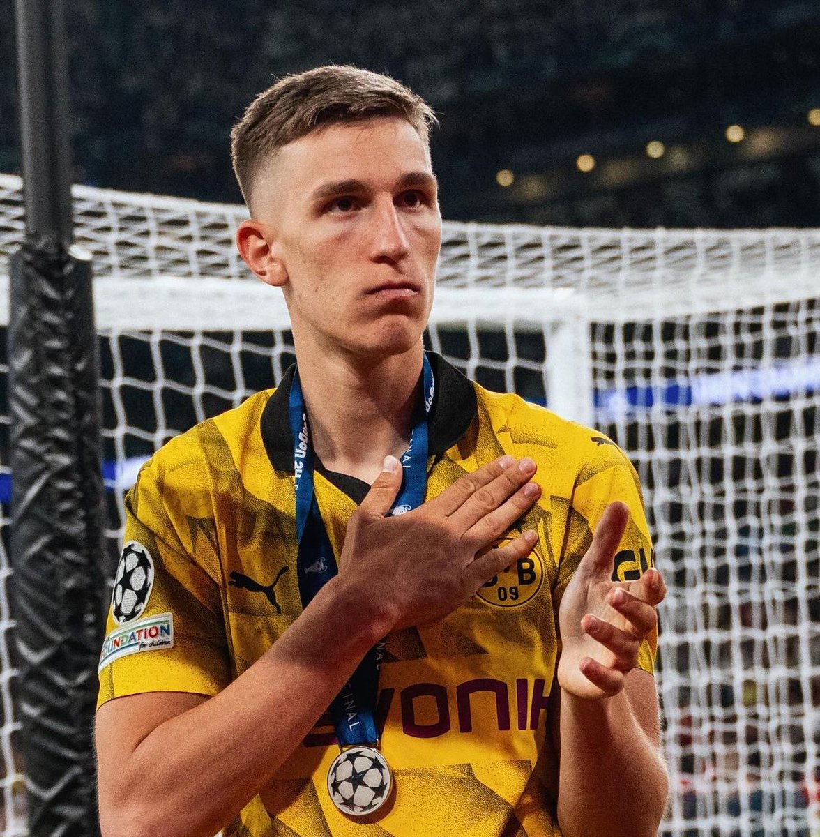 schlotter_4's tweet photo. Under this tweet we will mention a comparison between the best defender in the world, Nico Schlotterbeck and the best defenders in the world 

1 : Schlotterbeck vs Rudiger [League and Champions]

2 : Schlotti vs Van Dijk 

3 s Schlotti vs Saliba &amp; Dias [League and Champions] https://t.co/ze7uqUfZqO