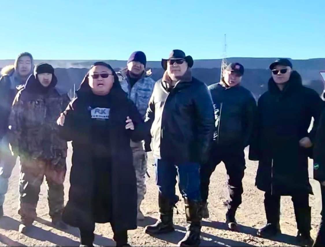 Муушиг тоглож байгаад дөрвөлжин уландаа гээд харанхуй 5 сольтол 🤦🏻‍♂️😂😂😂😂