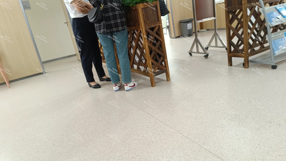 〖街拍系〗看见就兴奋了，出来办事在大厅看见了喜欢的阿甘，但是出来办事可惜不能跟了。
#街拍 #街拍美女 #耐克 #空军 #匡威 #足控 #足底 #足交 #腳交 #足控福利