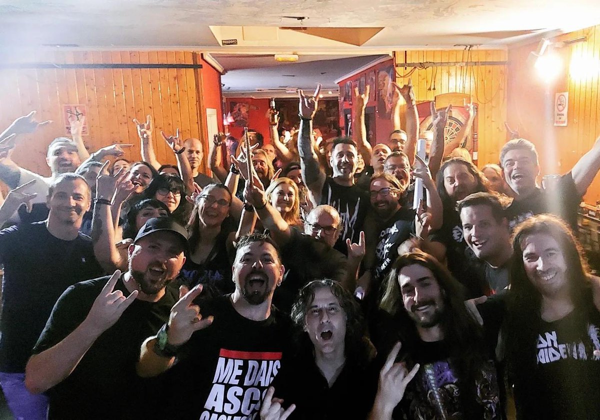 Muy grande la noche de ayer!
Aunque pueda parecer un tópico, no hay palabras suficientes para agradeceros a tod@s l@s que no dudasteis en acompañarnos anoche. Infinitas gracias a tod@s por venir y en especial a Carmen por tratarnos siempre como en casa.