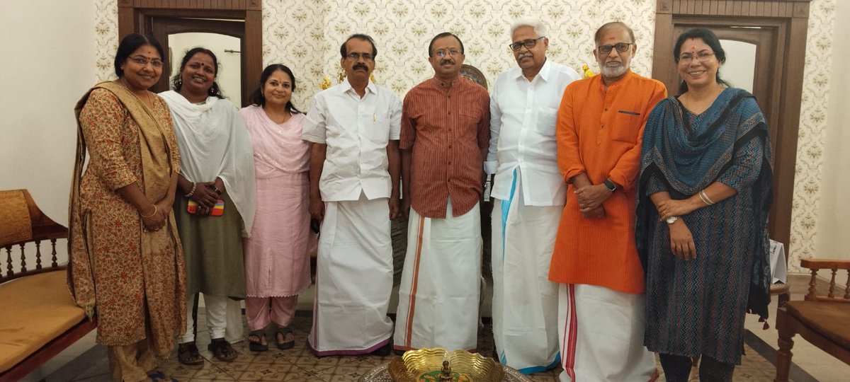 AdvNivedida's tweet photo. Met MoS of #Modi3.0 Sri. George Kurian Ji and MoS of #Modi2.0 Sri @VMBJP
Ji today along with other senior leaders of @BJP4Keralam
🙏🏻🙏🏻
കേന്ദ്ര സഹമന്ത്രിയായി ചുമതലയേറ്റ ശ്രീ ജോർജ് കുര്യൻജിയെയും മുൻ കേന്ദ്രമന്ത്രി ശ്രീ വി.മുരളീധരൻജിയെയും സന്ദർശിച്ചു.. https://t.co/hROIPPiy5m