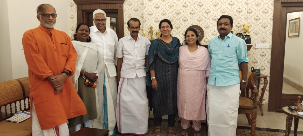 AdvNivedida's tweet photo. Met MoS of #Modi3.0 Sri. George Kurian Ji and MoS of #Modi2.0 Sri @VMBJP
Ji today along with other senior leaders of @BJP4Keralam
🙏🏻🙏🏻
കേന്ദ്ര സഹമന്ത്രിയായി ചുമതലയേറ്റ ശ്രീ ജോർജ് കുര്യൻജിയെയും മുൻ കേന്ദ്രമന്ത്രി ശ്രീ വി.മുരളീധരൻജിയെയും സന്ദർശിച്ചു.. https://t.co/hROIPPiy5m