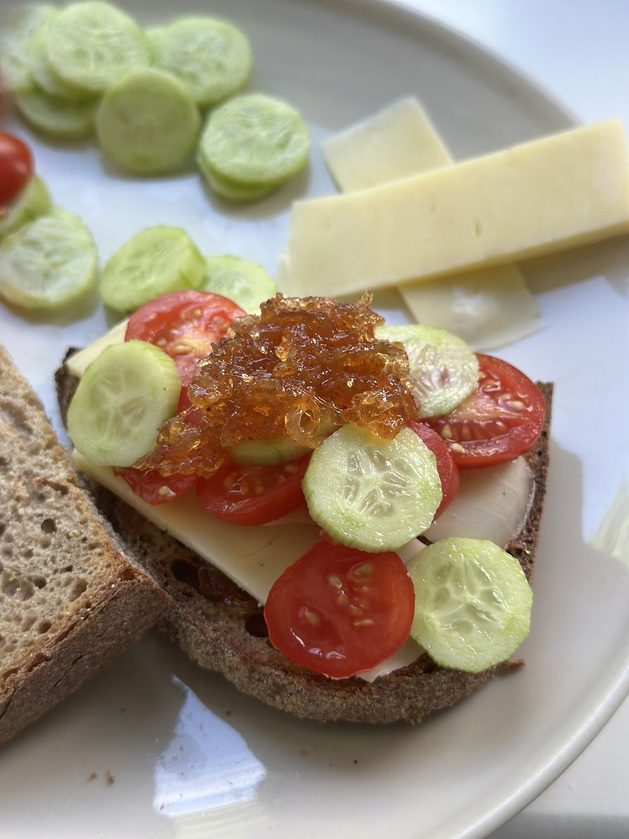 zanzaneet's tweet photo. The meadows of England are not generally lined with mango trees but for me a cheese ploughman’s isn’t complete without a generous spoonful of my homemade #chunda (a spicy-sweet #rawmango preserve). Call me unconventional!
If you’re intrigued, the recipe is on the blog. #vegan https://t.co/cPlZwRZhtR