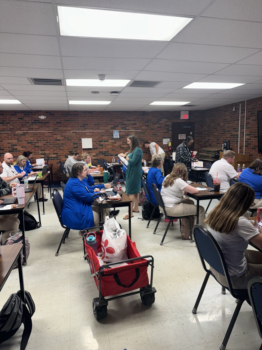CollinsCTC's tweet photo. Amanda Aughinbaugh from Chamberlain University and Walden University came to speak to our LPN-RN classes about the opportunities they have to advance their degree once achieving their RN with a BSN or MSN. We are proud to be affiliated with these universities. #CCTCworks https://t.co/T8kGJJ3SYf