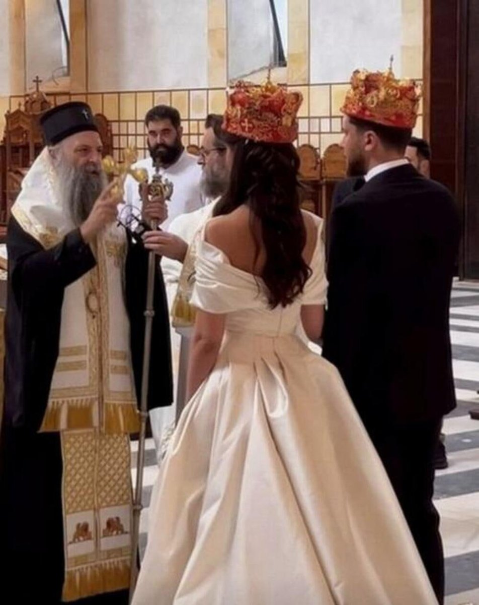 radomandamanov's tweet photo. Зашто патријарх Порфирије венчава водитељки РТС Драгану Косјерину?

Како се дође у ситуацију да те венча лично патријарх?

Покојни патријарх Иринеј је говорио да патријарх венчаваби крштава само чланове краљевске породице и одбијао је све са естраде. https://t.co/eBu0Jba0Gk