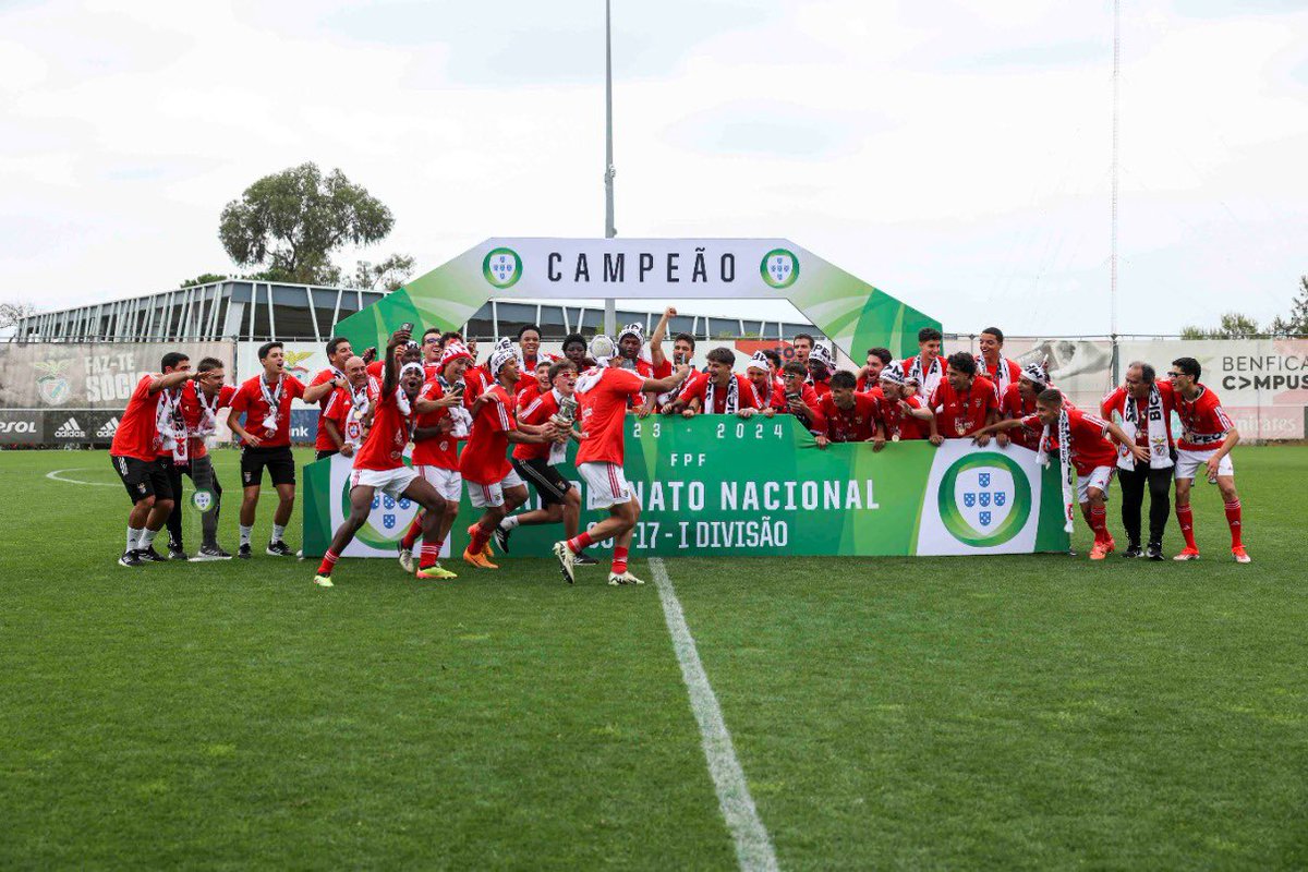 vaibenfica1904's tweet photo. 🏆 Benfica sagrou-se bicampeão nacional de juvenis! 🔴⚪️

As jovens águias derrotaram o Porto, por 3-2, na 12.ª jornada da fase de apuramento de campeão do Campeonato Nacional e venceram a competição pela 21.ª ocasião.

Parabéns, equipa! 💪🦅

#FormarAGanhar https://t.co/yeCIJtwKxj