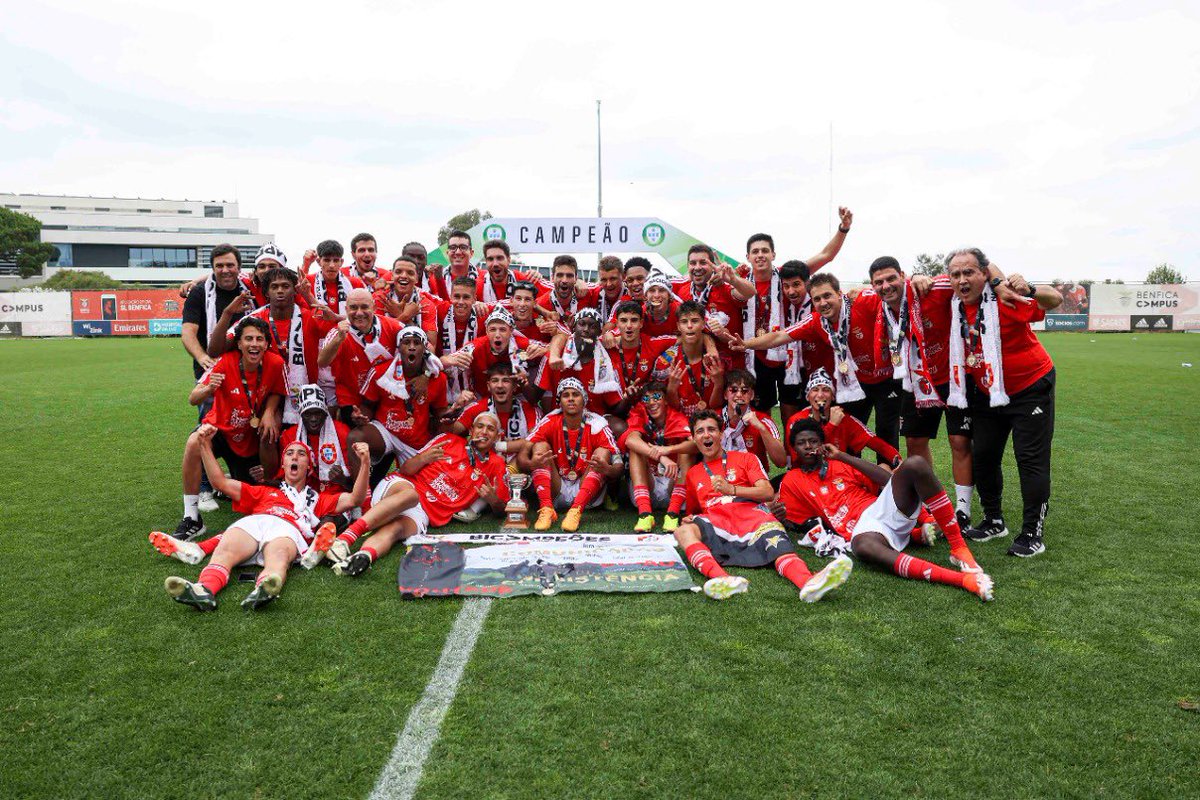 vaibenfica1904's tweet photo. 🏆 Benfica sagrou-se bicampeão nacional de juvenis! 🔴⚪️

As jovens águias derrotaram o Porto, por 3-2, na 12.ª jornada da fase de apuramento de campeão do Campeonato Nacional e venceram a competição pela 21.ª ocasião.

Parabéns, equipa! 💪🦅

#FormarAGanhar https://t.co/yeCIJtwKxj