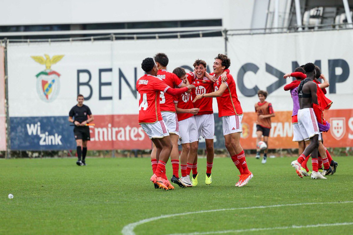 vaibenfica1904's tweet photo. 🏆 Benfica sagrou-se bicampeão nacional de juvenis! 🔴⚪️

As jovens águias derrotaram o Porto, por 3-2, na 12.ª jornada da fase de apuramento de campeão do Campeonato Nacional e venceram a competição pela 21.ª ocasião.

Parabéns, equipa! 💪🦅

#FormarAGanhar https://t.co/yeCIJtwKxj