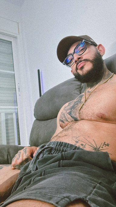 look a little further down my pants😏🔥  https://t.co/Wy9fRe7mmA https://t.co/1QHHDEBdBM