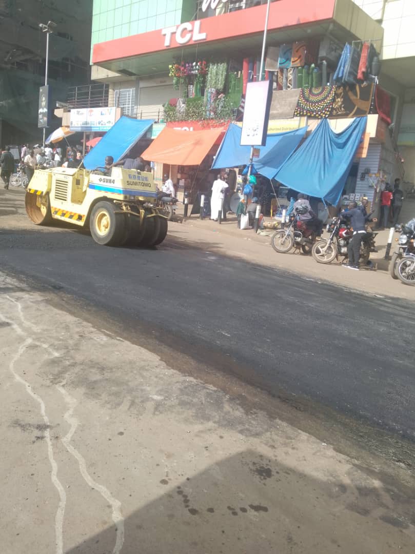 KampalaPost's tweet photo. Road repair works by the SFC Engineering Regiment are still ongoing and here they are sealing potholes along Burton Road/Street. https://t.co/1IsDkLNhRd