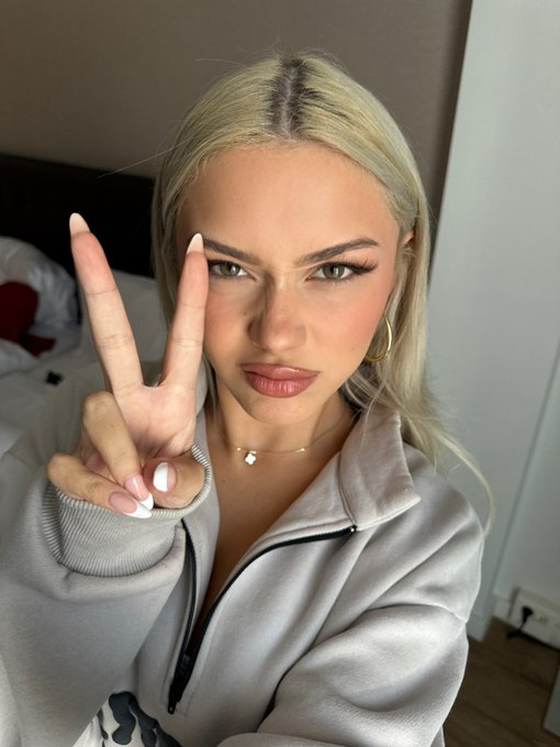 say hi or I&rsquo;ll cry https://t.co/b5pdLCyjxT