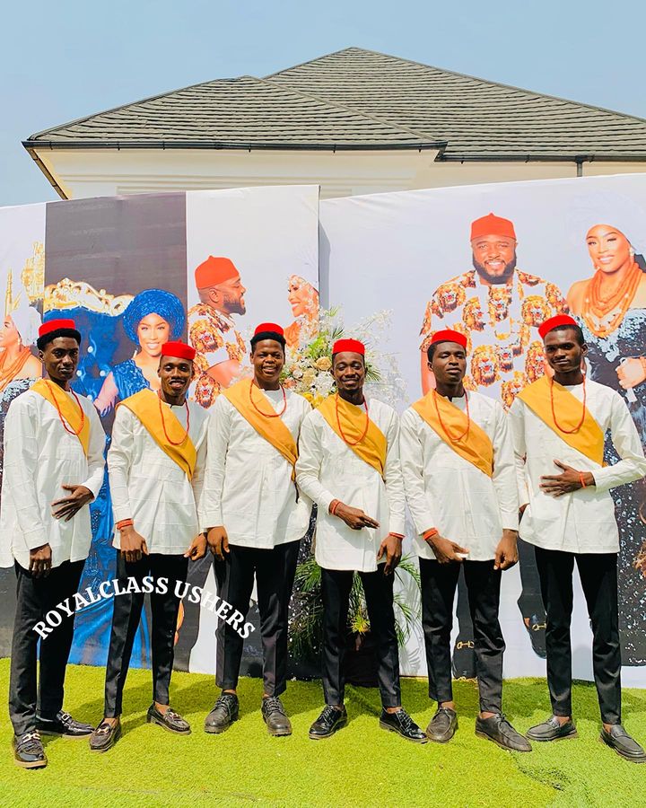 RoyalClassUsher's tweet photo. Our waiters at Ifunanya and Deboβs traditional wedding, held in Anambra.
We pomised quality service, delivered quality service π
#royalclassushers #ushers #waiters #drinkservers #nigeriawedding #igboyorubawedding https://t.co/LNncjWDJQ5