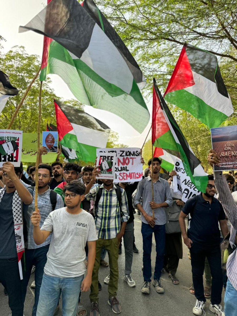 JamiatKu's tweet photo. اسلامی جمعیت طلبہ کی جانب سے " فلسطین یکجہتی ریلی" کا انعقاد کیا گیا،جس میں ناظم اسلامی جمعیت طلبہ کراچی برادر آبش صدیقی ،ناظم جامعہ ،جنرل سیکرٹری انجمن اساتذہ اسد تنولی سابق جنرل سیکرٹری فیضان نقوی، جوائنٹ سیکرٹری ڈاکٹر ماروف بن رؤف، لیکچرار  ڈاکٹر عالیہ زاہد بھٹی نے شرکت کی . https://t.co/n6lGMxy0xK