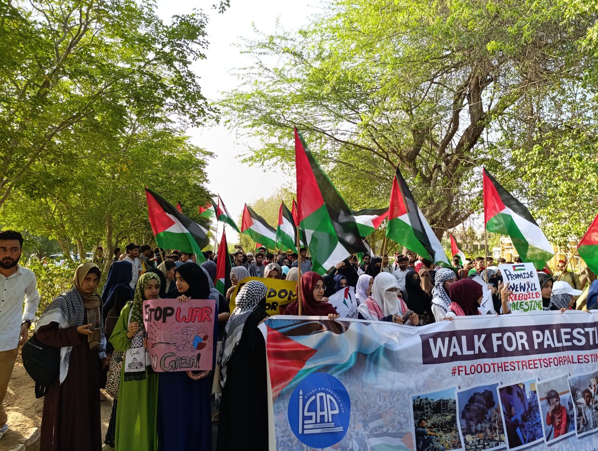 JamiatKu's tweet photo. اسلامی جمعیت طلبہ کی جانب سے " فلسطین یکجہتی ریلی" کا انعقاد کیا گیا،جس میں ناظم اسلامی جمعیت طلبہ کراچی برادر آبش صدیقی ،ناظم جامعہ ،جنرل سیکرٹری انجمن اساتذہ اسد تنولی سابق جنرل سیکرٹری فیضان نقوی، جوائنٹ سیکرٹری ڈاکٹر ماروف بن رؤف، لیکچرار  ڈاکٹر عالیہ زاہد بھٹی نے شرکت کی . https://t.co/n6lGMxy0xK