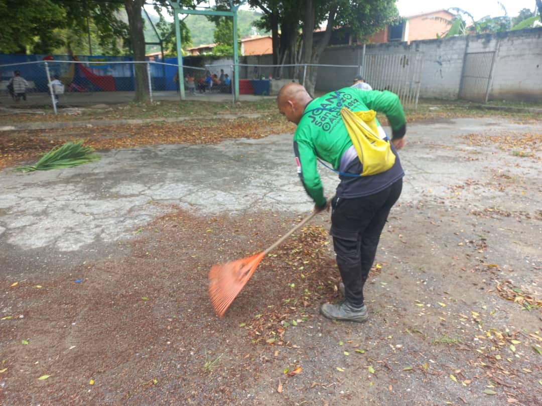 #10Junio Desde muy temprano en la mañana nos encontramos realizando limpieza y desmalezamiento de la U.E Ramón Bastidas del casco turmero 

Gracias al Pdte. <a href="/NicolasMaduro/">Nicolás Maduro</a> y a nuestra alcaldesa <a href="/johanitakenpo/">Joana Sánchez</a>
#NicoTieneLasRiendas