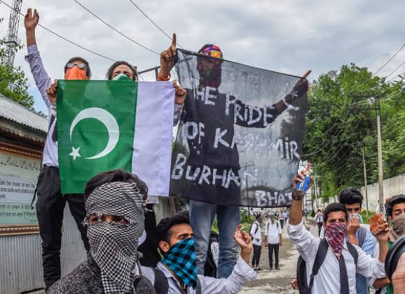 syedbasilsarwar's tweet photo. How RSS &amp; ISI help each other's objectives ,
When Muslims are lynched or targeted by radicals it helps ISI's narrative " the Muslims are in Danger"
Same when Hindus are target it helps RSS's narrative that " Hindus are in Danger" 
Where the actual Danger to nation is
Radicalism. https://t.co/miEm5qlpWa