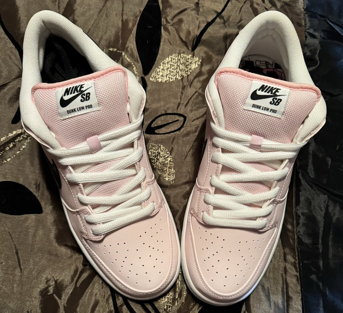 Sb_OrNothing's tweet image. Nike SB Dunk Low “Pink Box” 📦 @nikesb one of my Favorite SB hands down!! This one is such a beauty 😮‍💨😮‍💨🔥🔥🔥🔥🥵🥵🥵🥵  #NikeSB #PinkBox #SBorNothiny #Nike 🛹🛹
