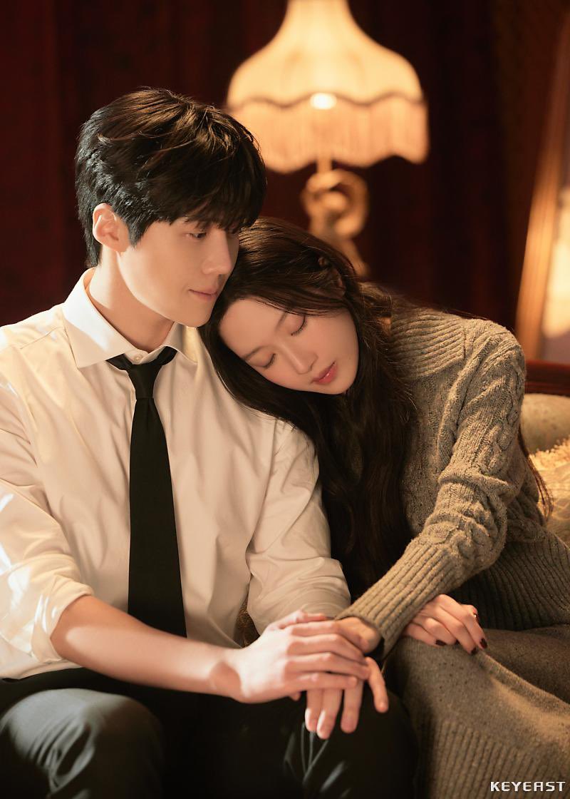 kayougnmun's tweet photo. Sooyeon and Woosik, in another universe, it's a bar instead of a hotteok stall. But the chemistry is still stronger than ever <3 https://t.co/oTsaFDYvCj