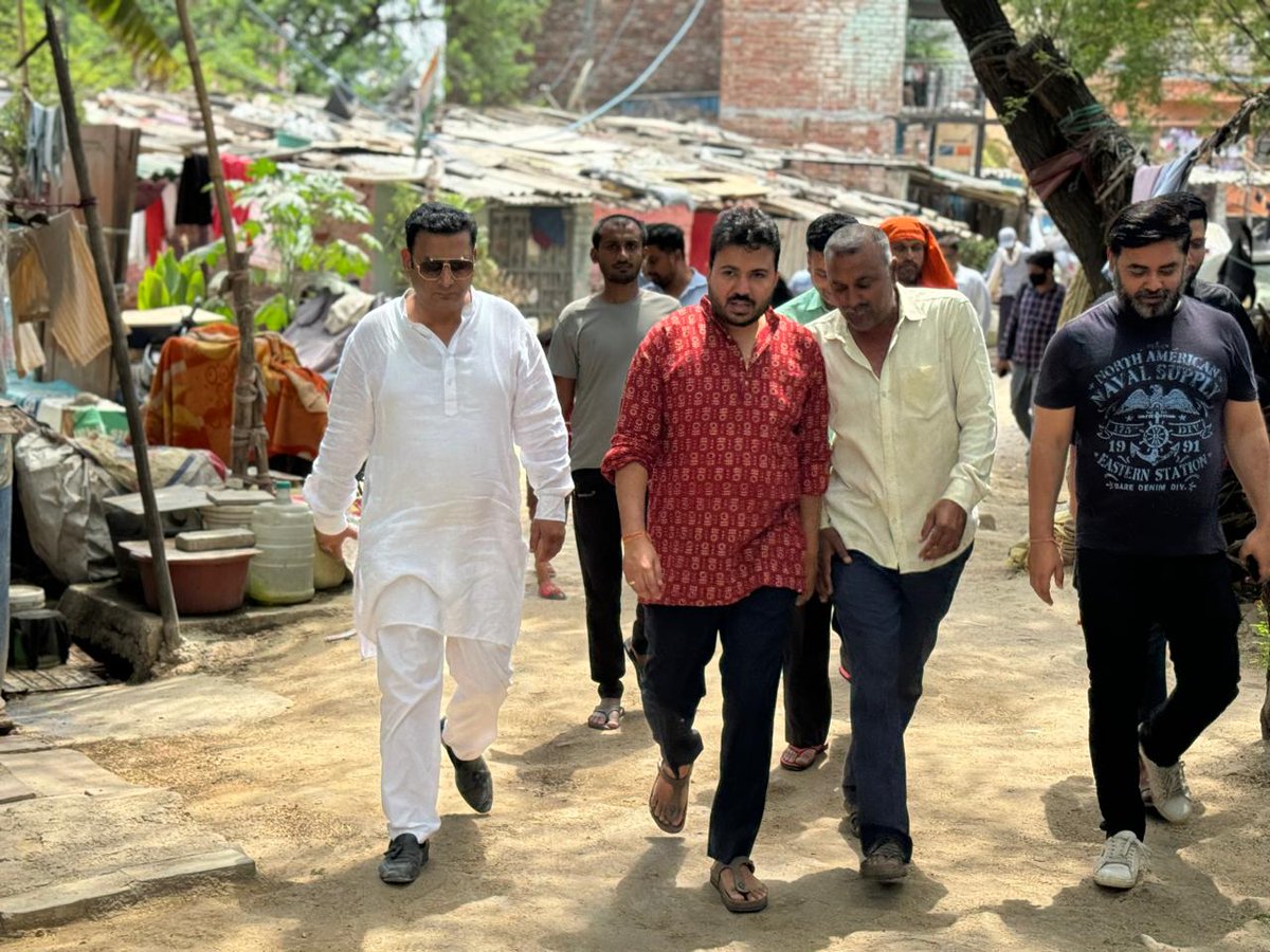 Reenakandera's tweet photo. आज मैंने अधिकारियों एवं कार्यकर्त्ता साथियों के साथ गैस गोदाम का दौरा  किया👈👈 

 लोगों ने गैस गोदाम में लगभग सभी सड़कें बनवाने के लिए धन्यवाद भी कहा👈👈

हम आप सबको भरोसा दिलाते हैं कि आप सभी के बचे हुए काम भी जल्द ही करवाएंग|👈👈
#mondaymotivations 
@ArvindKejriwal https://t.co/Uu29u8cclL