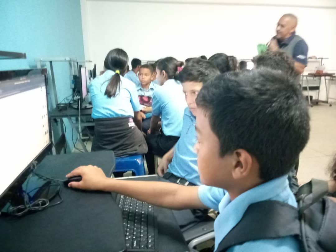 Infobolivar3's tweet photo. Bol56 activo en Semilleros Cientificos realizando Taller de Programación en el Simulador Tinkercad creando circuitos electrónicos, dirigido a los alumnos del L.N. Joaquina Sánchez, con el acompañamiento del T1 Cerbando Rodriguez. https://t.co/2ENNHPYTSv