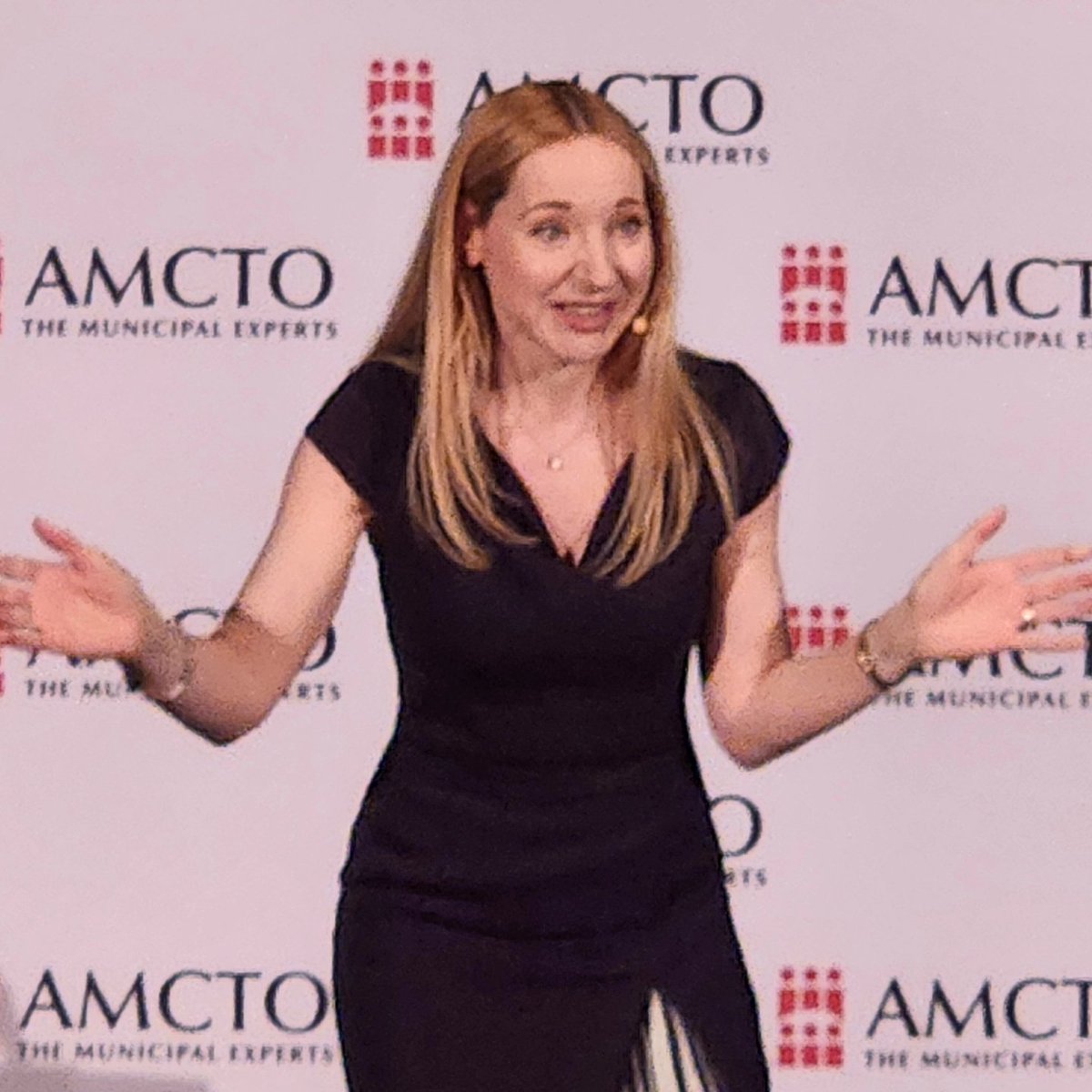 MunicipalWorld's tweet image. Mental health comedian Jessica Holmes delivers a funny but insightful keynote address at #AMCTOConference. @happyfunholmes @AMCTO_Policy #MentalHealth #LocalGov