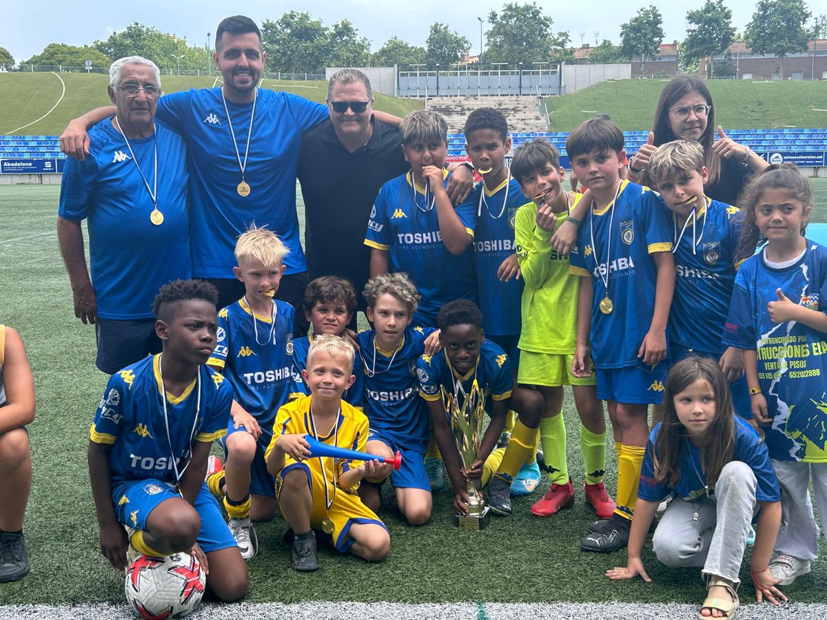 cfsistrells1943's tweet photo. 🏆S10 A-Campeón del Torneo Ciudad de #Badalona, ¡¡¡Enhorabuena guerreros!! #sisisisistrells 💙💛 https://t.co/QAxOGvujyu