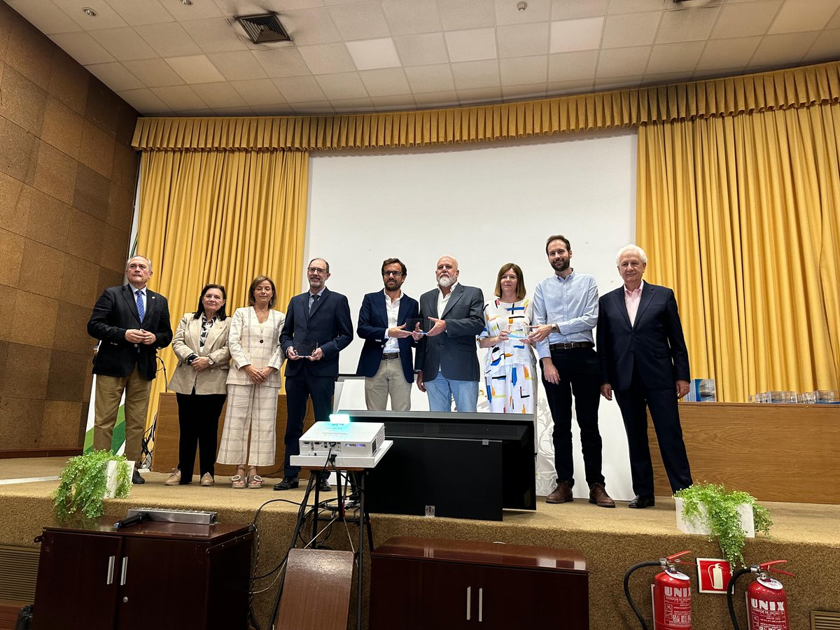 Pedro Serrano Castro 🔬🧠 🇪🇸 (@pedroserranocas) on Twitter photo Orgulloso de recoger en nombre <a href="/neuromalaga/">Servicio de Neurología del @HRegionalmalaga</a> el reconocimiento como 2º mejor Servicio de Neurología de Andalucía según el Ranking de Monitor de Reputación Sanitaria (MRS) 2023. Es un acicate para seguir trabajando en el futuro. Orgulloso de recoger en nombre <a href="/neuromalaga/">Servicio de Neurología del @HRegionalmalaga</a> el reconocimiento como 2º mejor Servicio de Neurología de Andalucía según el Ranking de Monitor de Reputación Sanitaria (MRS) 2023. Es un acicate para seguir trabajando en el futuro.