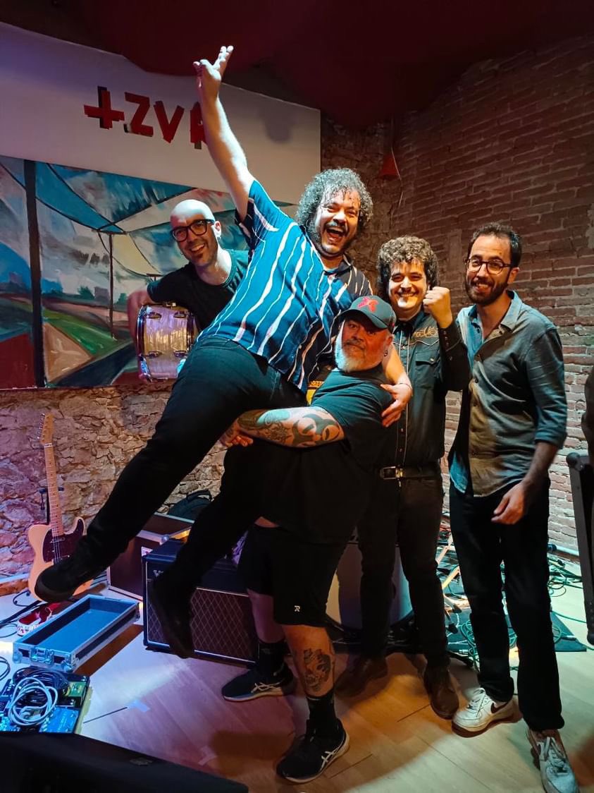 Copa Lotus (@copalotus) on Twitter photo ⚡️ St. Feliu de Guíxols és una gàbia d’or plena de mussols! ⚡️
Com ens agrada rascar les guitarres entre ganxons! Aquesta nit a l’<a href="/Atzvr/">Atzavara</a> no s’esborrarà mai! Visca els @biscuitRnRband i la Garraf Invasion!
Next shows:
15.06 <a href="/HeliogabalBcn/">Heliogàbal</a>
22.06 <a href="/FomentVng/">Foment Vilanoví</a>
#copalotus ⚡️ St. Feliu de Guíxols és una gàbia d’or plena de mussols! ⚡️
Com ens agrada rascar les guitarres entre ganxons! Aquesta nit a l’<a href="/Atzvr/">Atzavara</a> no s’esborrarà mai! Visca els @biscuitRnRband i la Garraf Invasion!
Next shows:
15.06 <a href="/HeliogabalBcn/">Heliogàbal</a>
22.06 <a href="/FomentVng/">Foment Vilanoví</a>
#copalotus