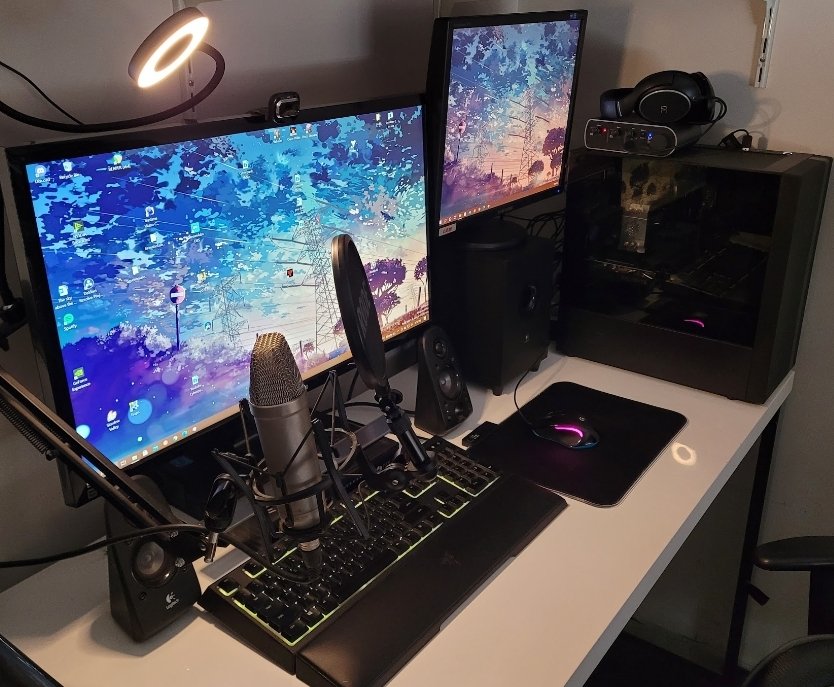 Danfriedz's tweet image. second monitor was $2 from the op shop and it&apos;s honestly all you need

#IndieDevWorkspaceChallenge