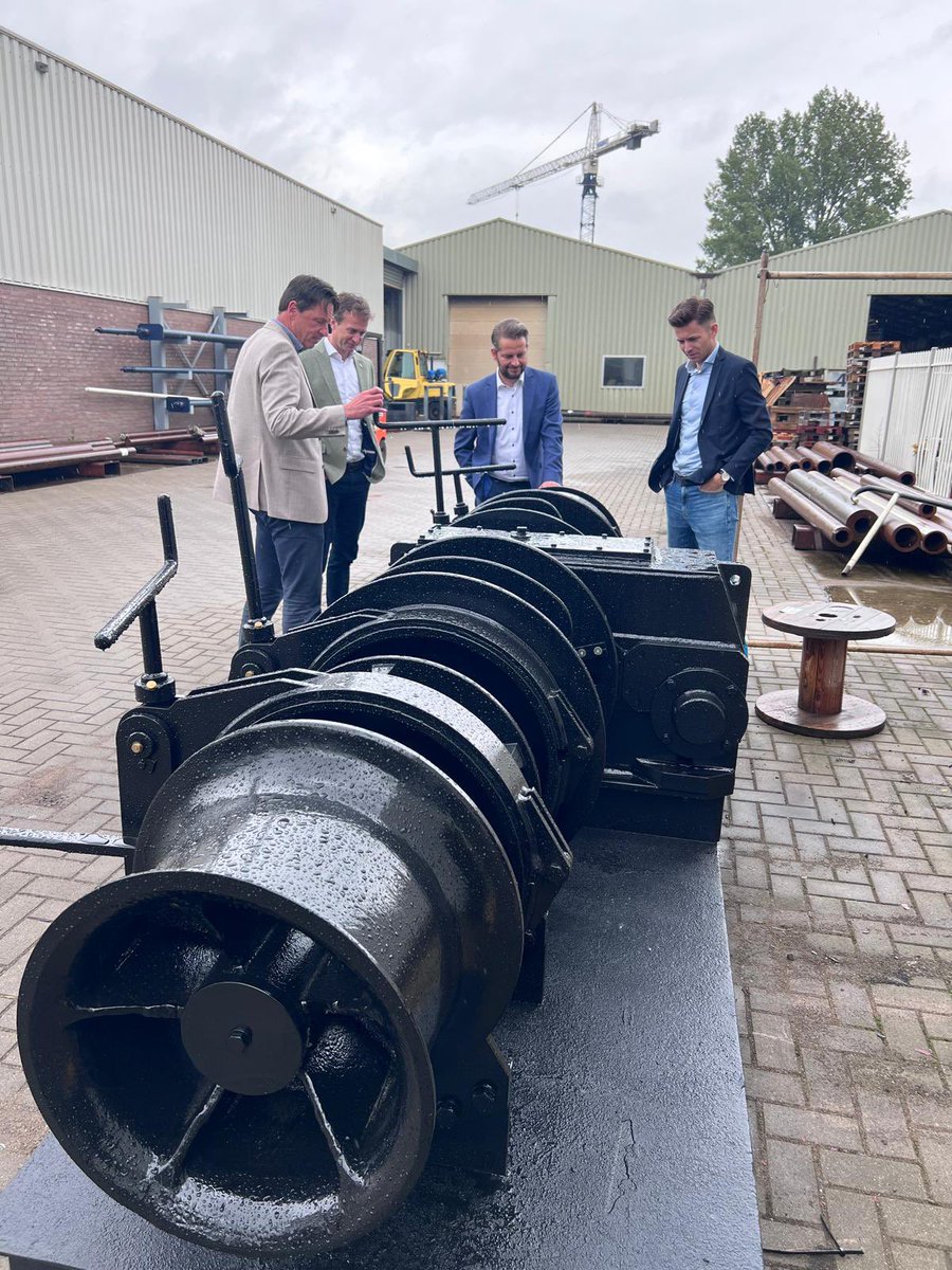 ajflach's tweet photo. Vanmorgen met @metaalunie een mooi werkbezoek gebracht aan van Wijk Werkendam, producent van stuurhutten, autokranen etc. voor de binnenvaart. Er is een langjarige visie nodig op de maakindustrie in NL en de rol van het MKB daarin. Investeren in technische opleidingen is cruciaal https://t.co/WT9RMUTvde