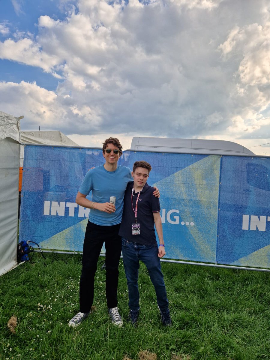 uniofbedsnews's tweet photo. 📻🎤🎧 Six lucky students from @uniofbeds were given press access to @BBCR1's #bigweekend to meet up-&amp;-coming artists &amp; gather live #radio content with @bbcintroducing 🧑‍🎤 They spoke to @gregjames @Melvinodoom @RickieHW + more! 👀 Read all about it here 👉
https://t.co/e8pso6ouL7 https://t.co/eZNz02g81S