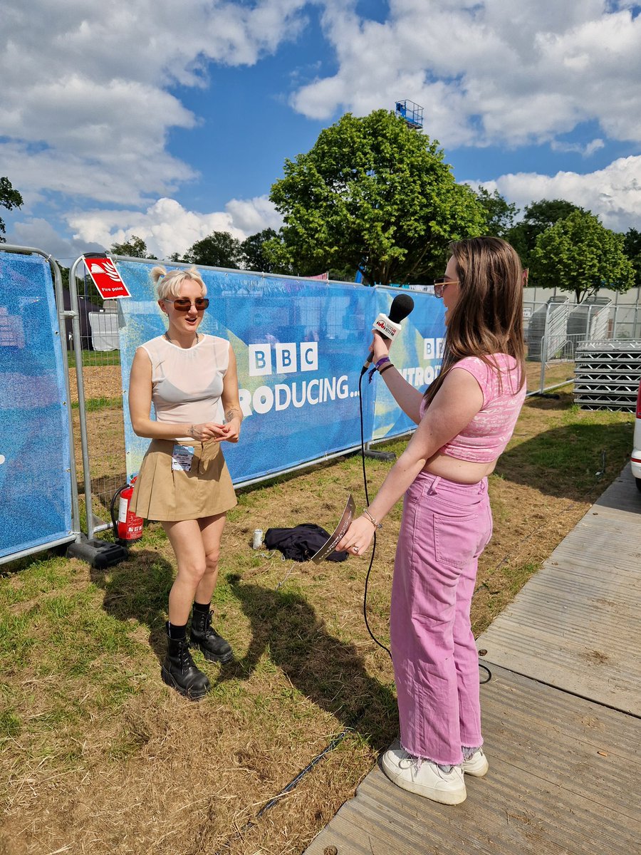 uniofbedsnews's tweet photo. 📻🎤🎧 Six lucky students from @uniofbeds were given press access to @BBCR1's #bigweekend to meet up-&amp;-coming artists &amp; gather live #radio content with @bbcintroducing 🧑‍🎤 They spoke to @gregjames @Melvinodoom @RickieHW + more! 👀 Read all about it here 👉
https://t.co/e8pso6ouL7 https://t.co/eZNz02g81S