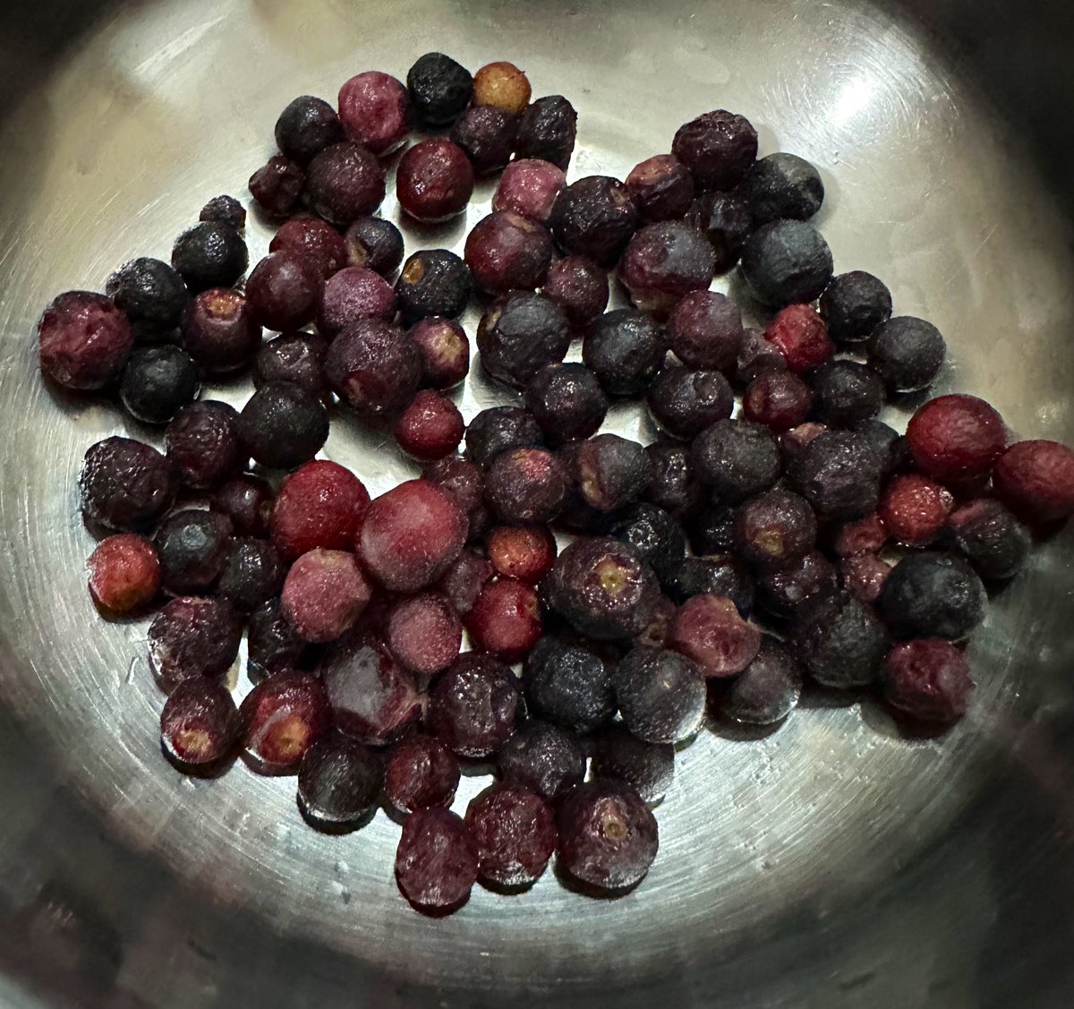 free_style_chef's tweet image. Back to enjoying fresh summer fruits! 

The lychee and peach were so ripe, so tasty!

Also tried a new fruit called ‘Falsa’ that looks like a blueberry/currant but has a small seed inside. Quite tart. 

#fruits #lychee #peach #summer #india #falsa #berry #fruit #ripe