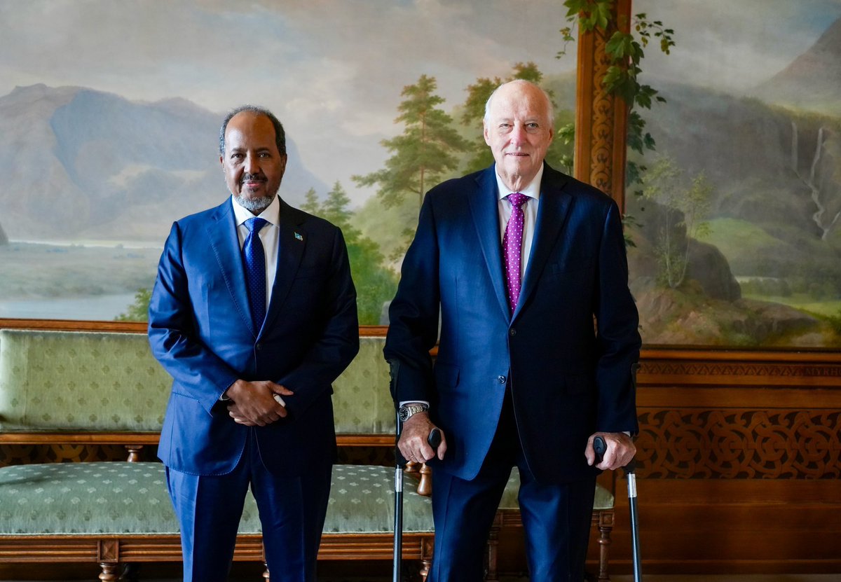 DaudAweis's tweet photo. Pres @HassanSMohamud  met King Harald V &amp; Prince Haakon Magnus of Norway in Oslo to discuss bilateral ties, focusing on development, economy, security, climate change, &amp; social issues. The President gave a brief of Somalia progress &amp; expressed gratitude of Norway's support to  🇸🇴 https://t.co/7Ly070k3Zj