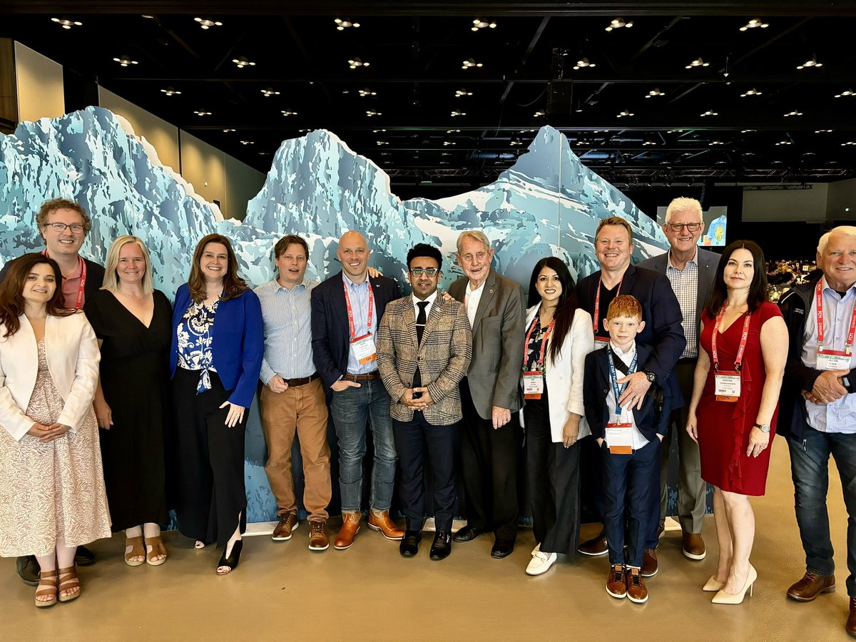 BradMBradford's tweet photo. Productive weekend at @FCM_online AGM. 💪

Focused on solving the challenges facing Canadian municipalities during this time of unprecedented national growth. 

Partnership with Federal and Provincial governments is essential to unlock the infrastructure to keep pace with demand - and local government leaders from communities big and small are fully aligned on this advocacy effort. 

Grateful to @cityofcalgary for the western hospitality. Such a great and beautiful city!
