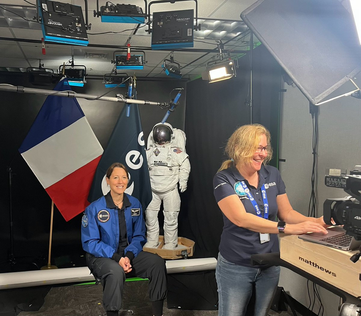 Soph_astro's tweet photo. _-_ Journal de bord d’une #astronaute #ESA _-_
{Houston} Semaine 2 - je rattrape le retard de ce journal de bord 🗓️

Difficile de résumer cette semaine riche en activités variées !

-> 📚Cours super intéressants… ça avance à un rythme soutenu ! 👩‍🚀 Nous sommes formés aux sorties extravéhiculaires : théorie, systèmes, procédures opérationnelles…
Mais nous apprenons aussi les fondamentaux des opérations à bord de l’ISS : architecture des systèmes, mécanismes et structures, alimentation électrique, régulation thermique, procédures médicales…

-> 👩‍🚀 Mesure du corps via un scanner 3D. Même les mains sont mesurées avec précision ! Les combinaisons spatiales ne sont pas faites sur mesure, mais il existe différentes tailles pour chaque segment, et de nombreux ajustements sont possibles.

-> ✅ Annonce par l’ESA de mon affectation à une mission 🚀, et interviews avec les médias entre les cours. J’ai reçu des centaines de messages, merci à tous pour votre incroyable soutien 😍.

-> ⛈️ Gros orages… de nombreux foyers du voisinage ont été privés d’électricité ou d’eau… La saison des ouragans a commencé !