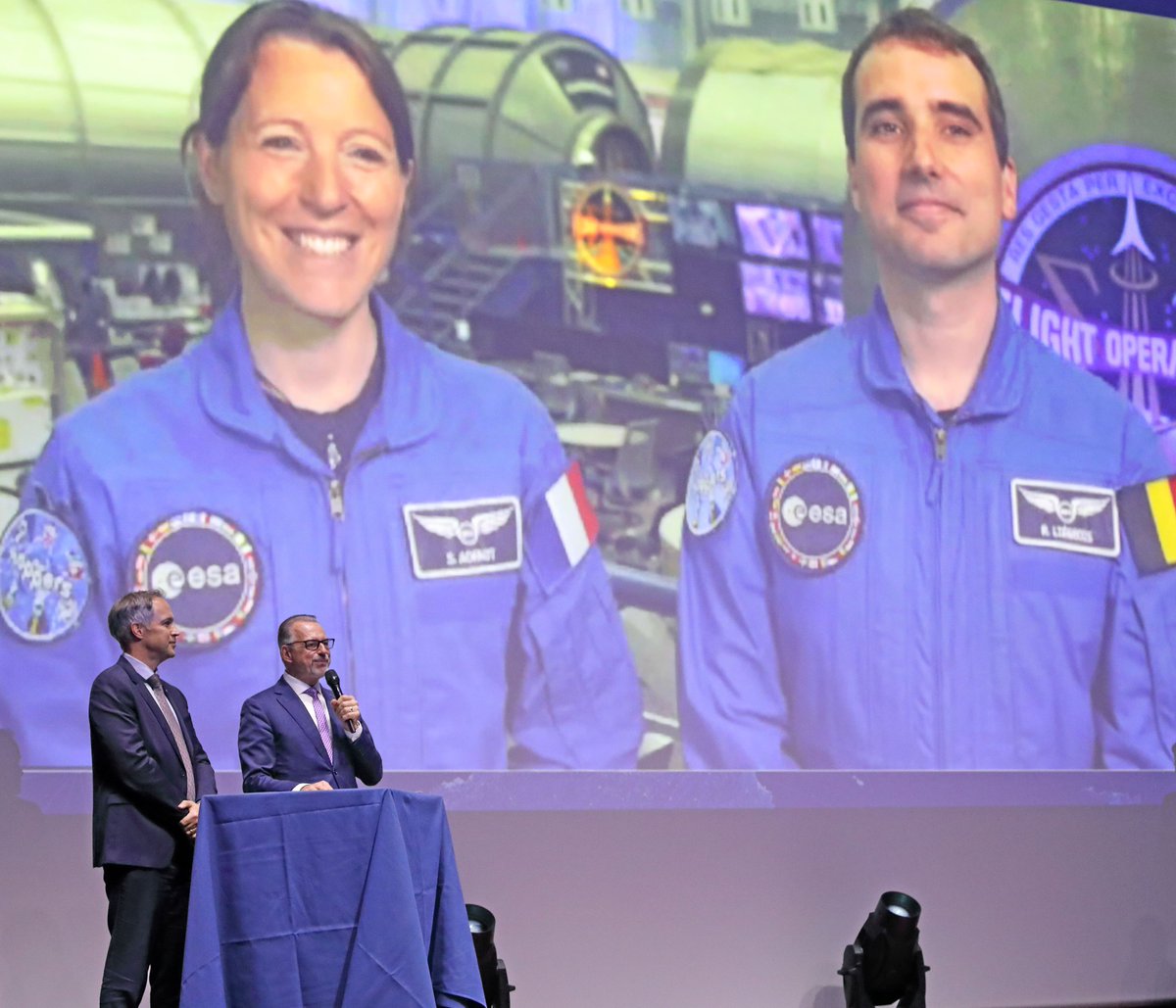 _-_ Journal de bord d’une #astronaute #ESA _-_
{Houston} Semaine 2 - je rattrape le retard de ce journal de bord 🗓️

Difficile de résumer cette semaine riche en activités variées !

-&gt; 📚Cours super intéressants… ça avance à un rythme soutenu ! 👩‍🚀 Nous sommes formés aux sorties