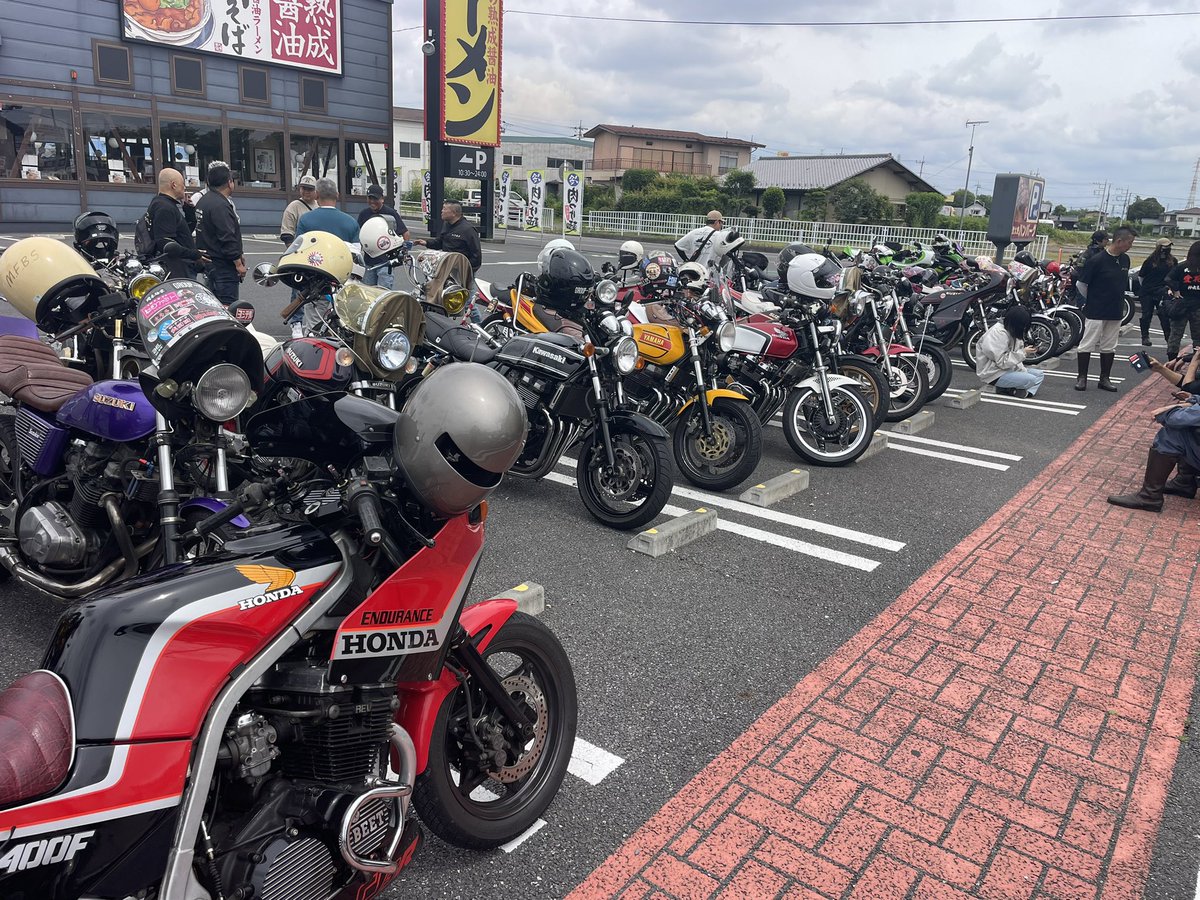 DragonStarPJT's tweet photo. 埼玉方面への合同ツーリングへ
参加させていただきました。
#MFBS #愛花夢 #走心会
#埼玉 #グリルK
#ツーリング #バイクツーリング
#合同ツーリング
#ネイキッドバイク #バイク #オートバイ
#絶版バイク #絶版車 #旧車バイク #旧車
#YAMAHAが美しい #XJR
#YAMAHA #XJR400
#𝙔𝙤𝙪𝙩𝙪𝙗𝙚
https://t.co/elVWUPf9mX