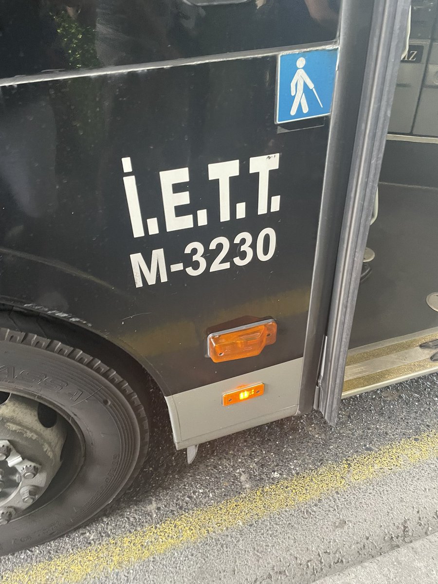 Bdogan1903's tweet photo. @ekrem_imamoglu @haberibbcomtr @IBBcozummerkezi  sayın başkanım iett klima açma zorunluluğu getirdik diye Haber yapıyorsunuz ama metrobüs şöförü abi sıcağı açmak için elinden geleni yapıyor https://t.co/fVTsQLK1np