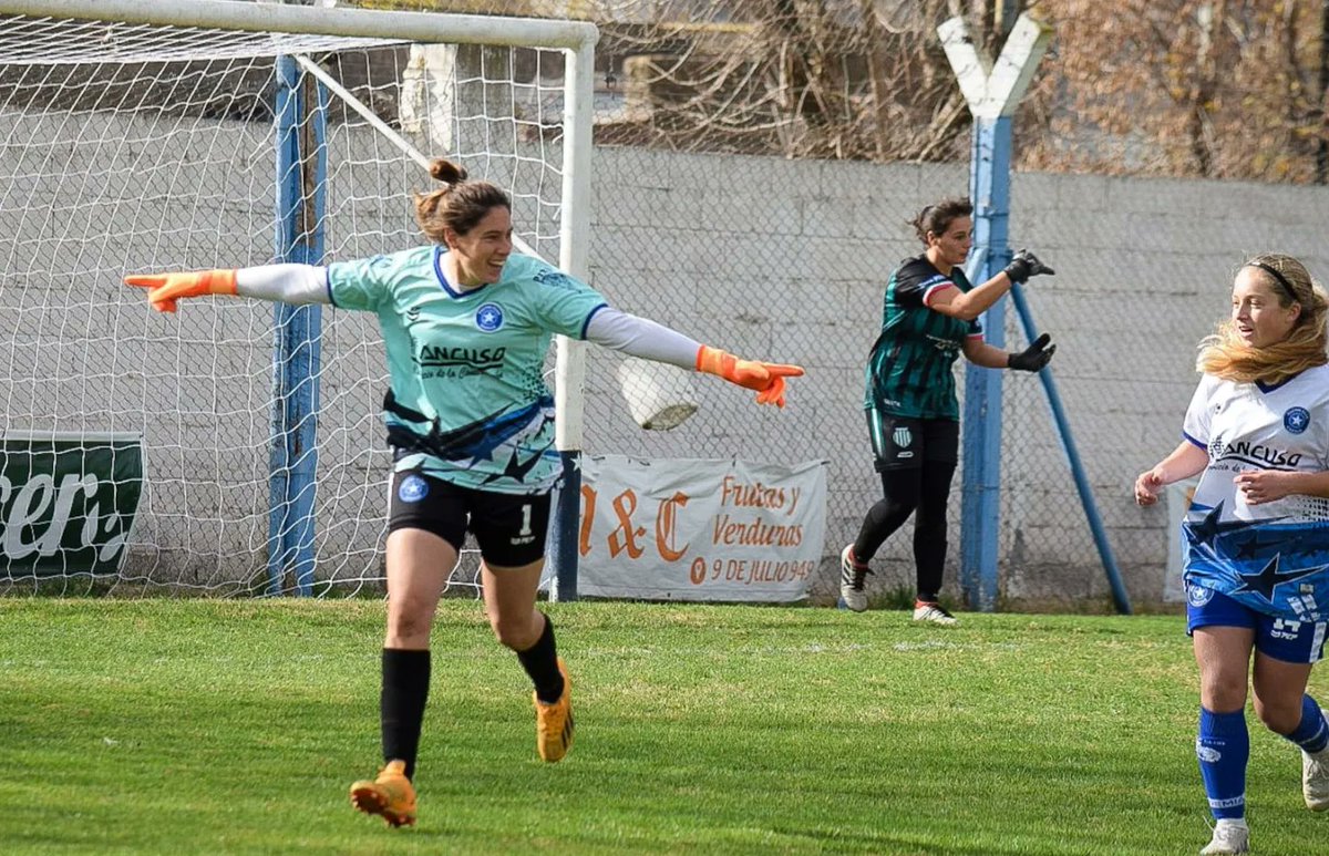 CLASIFICADAS🇸🇴 📷Imágenes de la goleada 4-0 de Femenino 🆚 Atlético Huanguelén, a falta de una fecha ellas se aseguraron un lugar en los Cuartos de Final del Apertura de #LRF

Felicitaciones jugadoras y Cuerpo Técnico🙌💙

#VAMOSRACING👊💙 #SomosCarhué