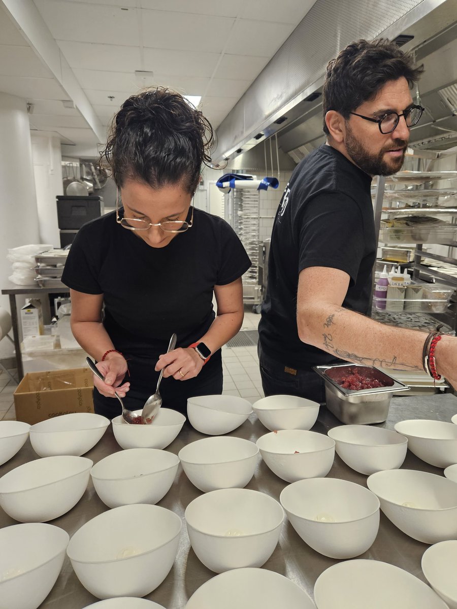 Ultimando detalles para el menú preparado por <a href="/kikomoyachef/">Kiko Moya</a> y <a href="/fierrovlc/">FIERRO</a> ⭐️