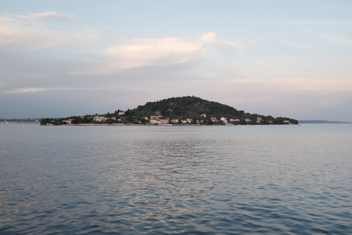 Fa alguns dies que no publiquem capítol perquè:
1. Estàvem de vacances
2. El pròxim episodi us petarà el cap
3. Us volíem donar marge perquè us poseu al dia amb els que ja tenim publicats
Us diem cosetes. Anem a llegir 💘