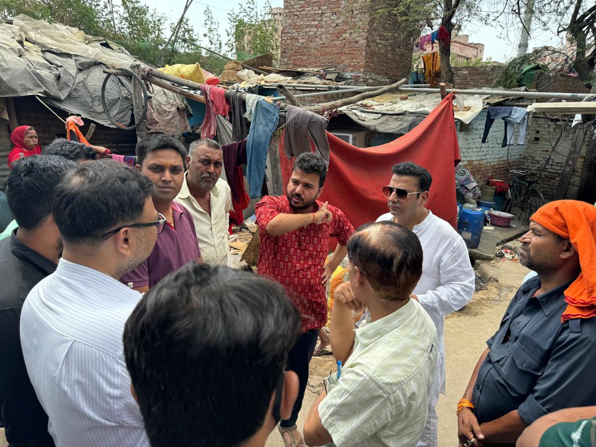 htshkumar85's tweet photo. आज अधिकारियों एवं कार्यकर्त्ता साथियों के साथ गैस गोदाम का दौरा  किया
 लोगों ने गैस गोदाम में लगभग सभी सड़कें बनवाने के लिए धन्यवाद भी कहा
हम आप सबको भरोसा दिलाते हैं कि आप सभी के बचे हुए काम भी जल्द ही करवाएंग
#construction #roadwork 
@ArvindKejriwal
@ipathak25
@AamAadmiParty https://t.co/zNFfjRzV8b