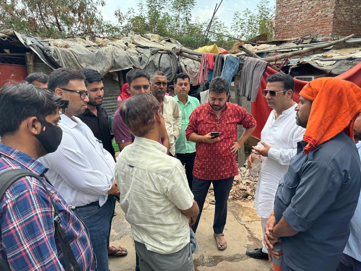 htshkumar85's tweet photo. आज अधिकारियों एवं कार्यकर्त्ता साथियों के साथ गैस गोदाम का दौरा  किया
 लोगों ने गैस गोदाम में लगभग सभी सड़कें बनवाने के लिए धन्यवाद भी कहा
हम आप सबको भरोसा दिलाते हैं कि आप सभी के बचे हुए काम भी जल्द ही करवाएंग
#construction #roadwork 
@ArvindKejriwal
@ipathak25
@AamAadmiParty https://t.co/zNFfjRzV8b