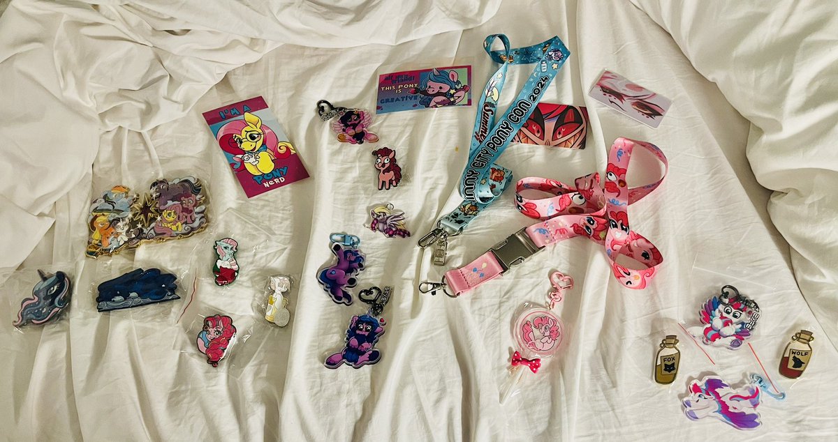 rubiowolf's tweet photo. Some of my #conswag loot haul from @WhinnyCityPony 🫶

@MADSHYARTS @Sky_RailRoad @TransformARTive @WishesWaffle @SophieAScruggs @Gobiraptor @GleamyD @Christomancer @solr_01 https://t.co/ExVHyRL1bd