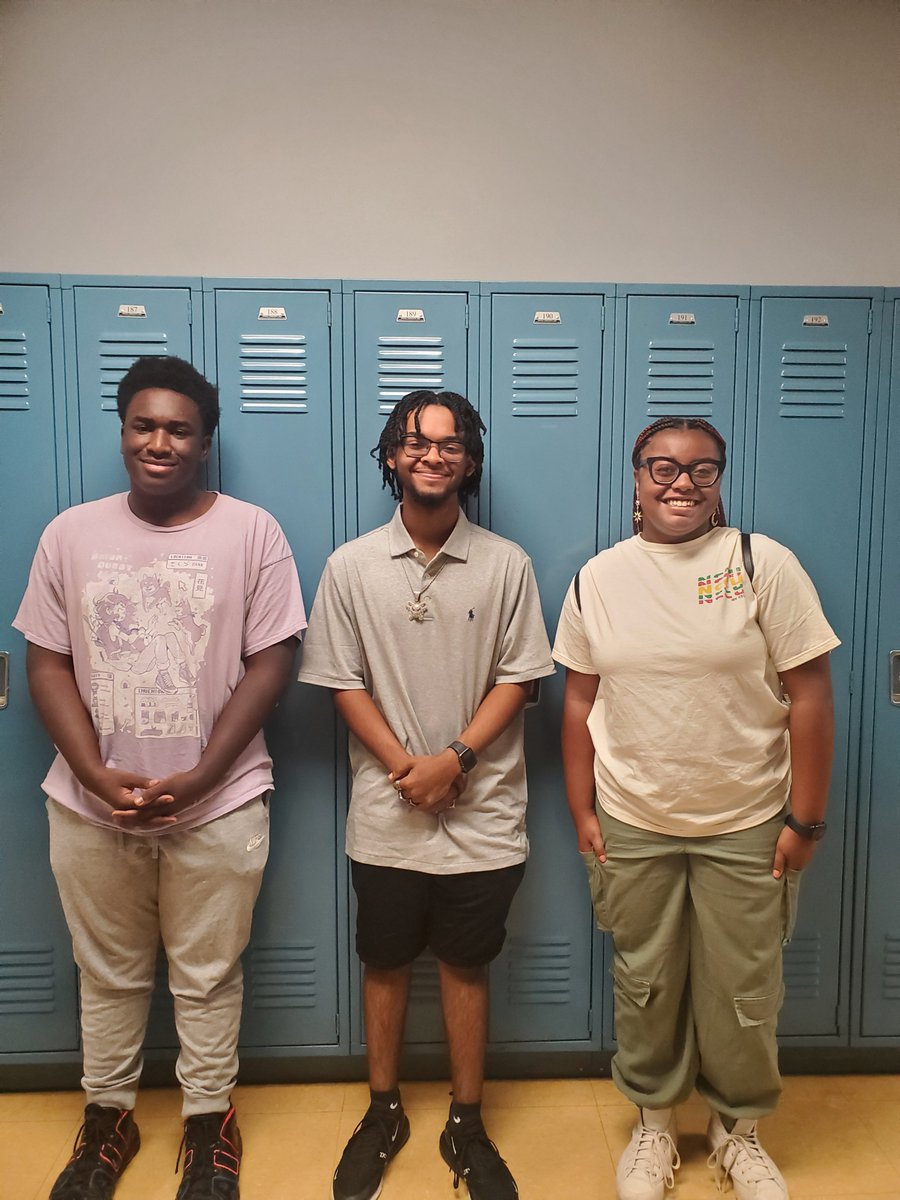 KestrelHeights's tweet photo. We are celebrating the return of some of our former Kestrel scholars for a Stroll through Kestrel before their graduation this year! Congratulations to Daijah Boyd, Marquis Davis, and Cameron Jones!  #Classof24  #GoHawks #kestrelheights https://t.co/CYcydLzqAp